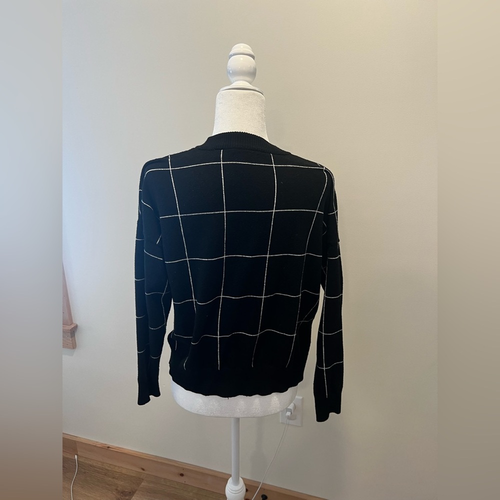5/$25 Tahari Black and White Plaid Sweater- Medium - Picture 3 of 5